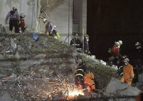 Robinson Sáenz - Continúan las labores de rescate en el edificio Space en el poblado.