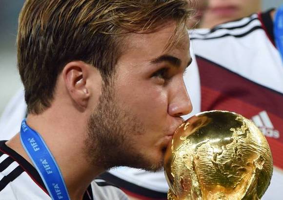 FOTO AFP - Alemania, campeona del Mundial de Brasil 2014 al ganar en la prórroga de la final a Argentina (1-0) en el estadio de Maracaná de Río de Janeiro, sumó su cuarto título de esta competición, de la que no era el vencedor desde hace 24 años, desde Italia 90' ante el mismo rival con idéntico marcador.