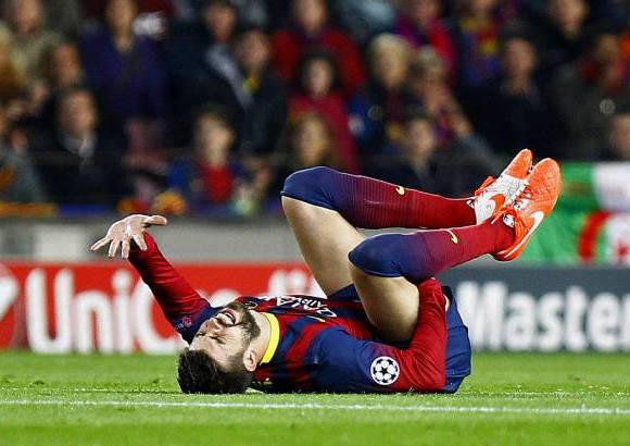 FOTO AFP - Gerard Piqu&#233; fue el primero en abandonar el terreno de juego por una contusi&#243;n p&#233;lvica en la pierna derecha.