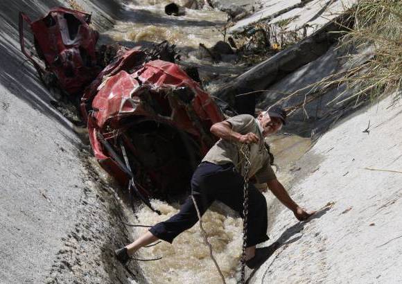 Henry Agudelo - Daniel, con la ayuda de su madre Merceditas, contrat&#243; una gr&#250;a para recuperar lo que qued&#243; de su autom&#243;vil, que apareci&#243; atravesado en la canalizaci&#243;n. Las ayudas del tr&#225;nsito, los bomberos y la polic&#237;a nunca llegaron.