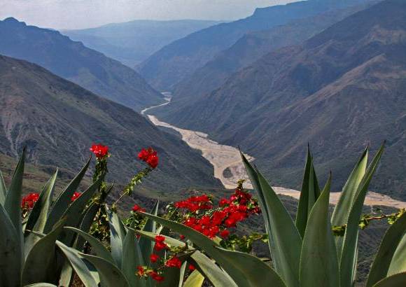 Henry Agudelo - Desde la cima del Parque Nacional del Chicamocha se aprecia el río que cruza el cañón.