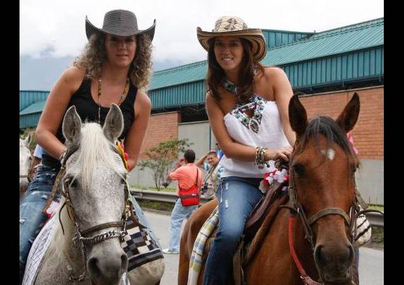 Jaime Pérez - Mujeres hermosas, verdaderas amazonas, se vieron en el Desfile a Caballo.