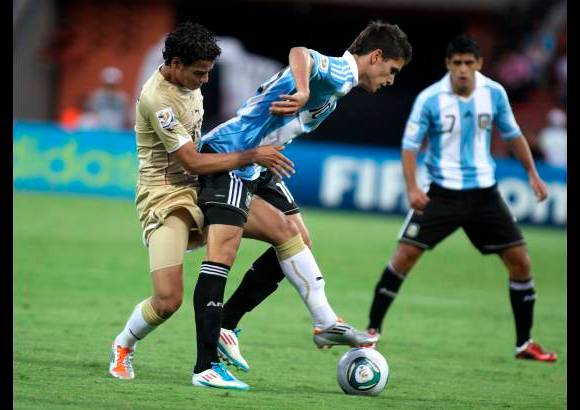 Juan Antonio S&#225;nchez - Argentina empez&#243; controlando m&#225;s la pelota, pero el tr&#225;mite no se le present&#243; nada c&#243;modo.