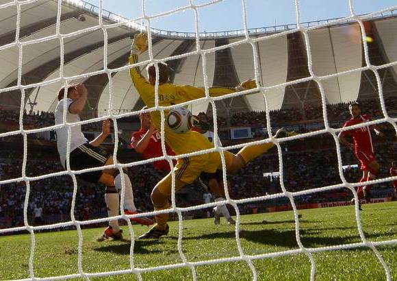 Reuters - Klose y Lukas Podolski, dos de los protagonistas germanos en el impresionante triunfo 4-0 sobre Australia en su debut, esta vez cargaron con gran parte de la culpa en el rev&#233;s ante Serbia.