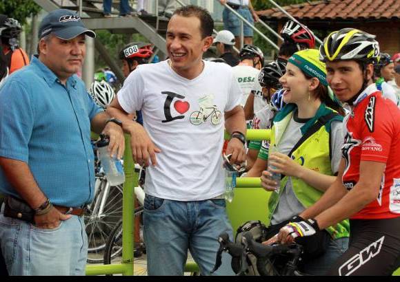 Manuel Saldarriaga - Marlon P&#233;rez (GW-Shimano, camiseta blanca) ganador de cinco etapas en el reciente Cl&#225;sico RCN, se apareci&#243; en la salida del criterio, para ver la actuaci&#243;n de su pupilo Jader Betancur, un muchacho de 18 a&#241;os, nacido en T&#225;mesis. El moreno de ojos claros gan&#243; hace poco la Cl&#225;sica de San Rafael y tiene su tumbao.