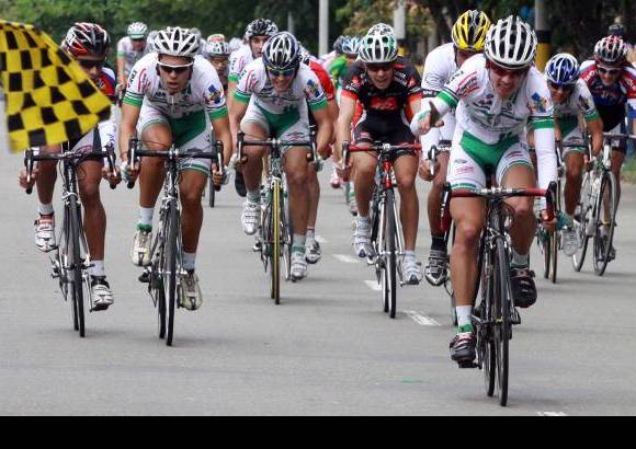 Manuel Saldarriaga - La felicidad al ver la bandera a cuadros y alcanzar el primer lugar.