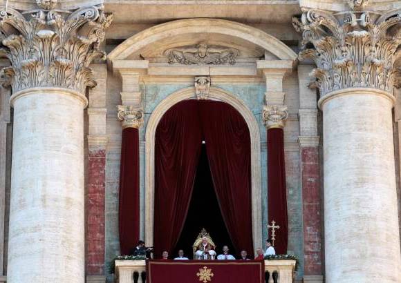 Reuters - El Obispo de Roma denunci&#243; que la Navidad se ha convertido en un una &quot;fiesta del comercio&quot; cuyas luce esconden el misterio de la humildad de Dios, que nos invita a la humildad y a la sencillez.