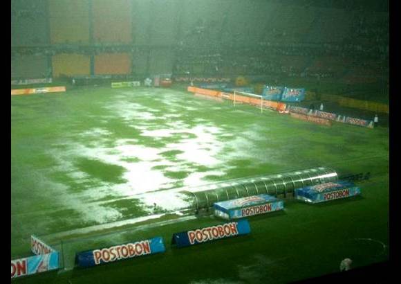 Cortesía David Escobar - En una laguna quedó convertida la cancha del Atanasio Girardot el sábado en la noche. Faltando 22 minutos para el final del encuentro hubo que suspender por el intenso aguacero.