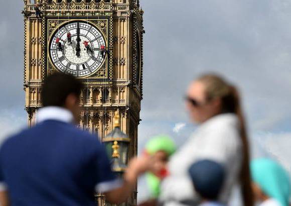 AFP - Los miles de turistas que cada d&#237;a se acercan al palacio de Westminster, sede del Parlamento brit&#225;nico y uno de los puntos m&#225;s visitados de la ciudad, observar&#225;n durante esta semana a cuatro operarios suspendidos con cuerdas frente al famoso reloj.