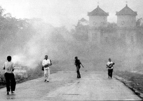 AP - Por esa carretera pasaron muchas personas quemadas, tras el ataque con napalm mal dirigido por los pilotos de Vietnam del Sur en la aldea de Trang Bang. EN esta foto se ve a una pareja vietnamita con sus ni&#241;os quemados.