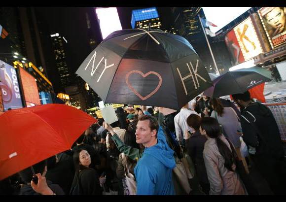 AP - Manifestaci&#243;n en el Times Square de Nueva York pidiendo un alto a la represi&#243;n violenta de la polic&#237;a de Hong Kong ante los activistas por la democracia que actualmente ocupan pac&#237;ficamente las &#225;reas centrales de la ciudad china.