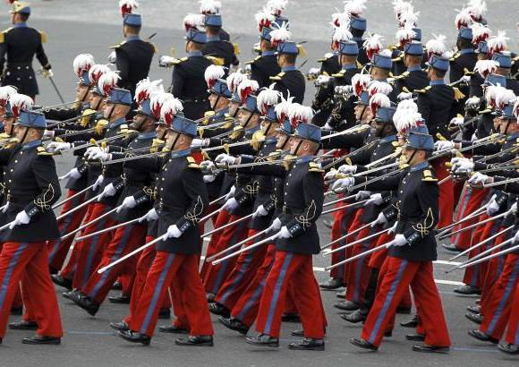 Reuters - La primera dama Valerie Trierweiler presenció el desfile desde la primera fila, pero ella y las parejas de otros dignatarios se sentaron separadas de sus maridos, como en los últimos años.