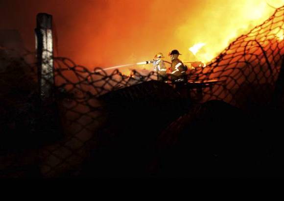 Manuel Saldarriaga - El incendio se presentó en la madrugada de este miércoles en el barrio Primavera del Municipio de Envigado. La conflagración comenzó en un deposito de maderas y las llamas alcanzaron cerca de 30 metros.