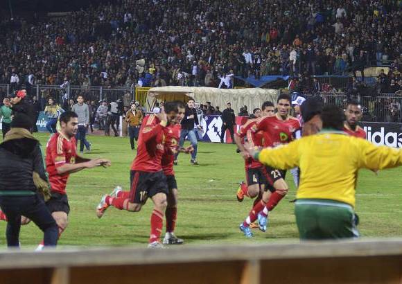 Reuters - &quot;Dentro del estadio los ultras del Al Masri comenzaron a lanzar bengalas contra sus oponentes y desde el exterior piedras&quot;, se&#241;alaron testigos.