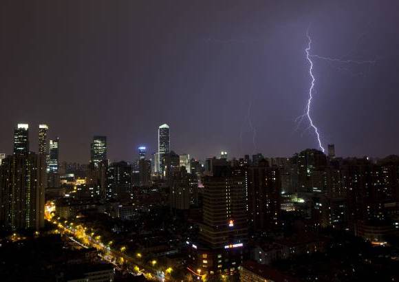 Reuters - Un rayo cae en el centro de Shangh&#225;i, previo a una tormenta.