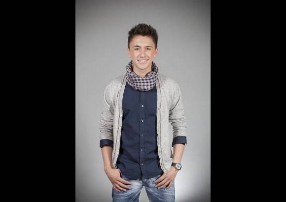 Cortes&#237;a - Andr&#233;s Parra es un bogotano de 19 a&#241;os que estudia m&#250;sica. Aprendi&#243; a tocar la guitarra con su padre viene al concurso a mostrar que es due&#241;o de una prodigiosa voz.