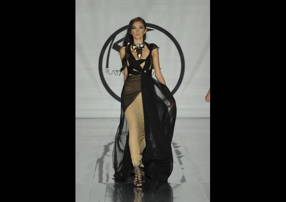 - Sentimientos contrastados desfilaron sobre una pasarela pensada en una mujer vanguardista.