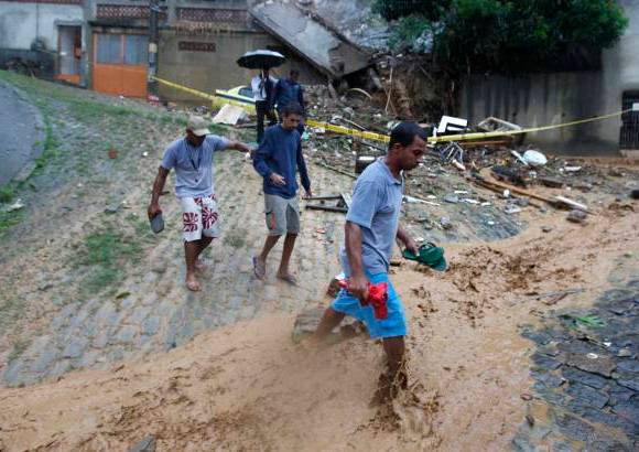 AP - El alcalde de R&#237;o, Eduardo Paes, lament&#243; que en Jacarepagu&#225;, un enorme barrio popular en el oeste de R&#237;o de Janeiro, se produjo un &quot;deslizamiento monstruoso&quot; que provoc&#243; gran parte de las v&#237;ctimas de la tragedia. Alert&#243; que la ciudad contin&#250;a en alerta m&#225;xima por posibles nuevos aludes.