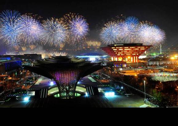 AP - Un imponente espectáculo de fuegos pirotécnicos dio por abierta la Exposición.