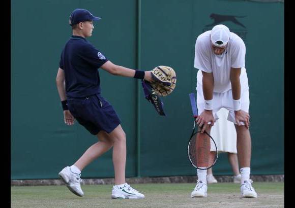 AP - El encuentro de primera ronda entre John Isner, de Estados Unidos, y el franc&#233;s Nicolas Mahut ya se hab&#237;a suspendido la noche del martes por falta de luz despu&#233;s del cuarto set.