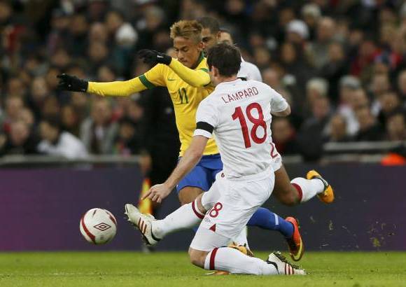 REUTERS - Neymar no pudo con la maldici&#243;n de Wembley, donde el a&#241;o pasado tambi&#233;n cay&#243; derrotado con su selecci&#243;n en la final de los Juegos Ol&#237;mpicos de Londres.