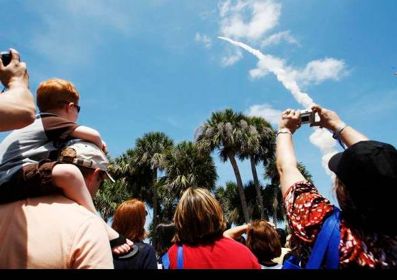 Reuters - Alrededor de 40.000 personas se congregaron en el centro de lanzamiento en Florida para ver el despegue.