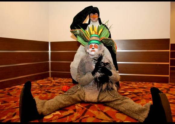 Cortes&#237;a - El King Julie y uno de los ping&#252;inos invitan a vivirlo en familia.