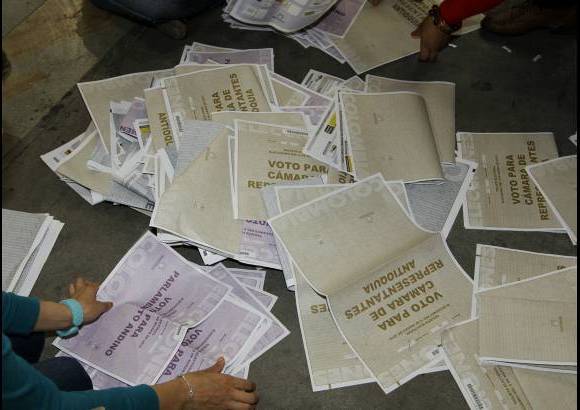 Donaldo Zuluaga - En el Palacio de Exposiciones, las mujeres ejercieron su derecho al voto en las diferentes mesas que estuvieron dispuestas para las elecciones al Senado, C&#225;mara y Parlamento Andino.