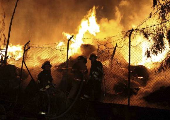 Manuel Saldarriaga - El incendio se presentó en la madrugada de este miércoles en el barrio Primavera del Municipio de Envigado. La conflagración comenzó en un deposito de maderas y las llamas alcanzaron cerca de 30 metros.