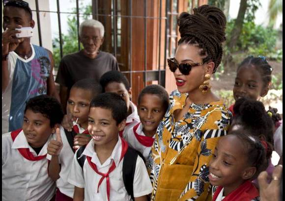 AP - La pareja y sus acompañantes estuvieron cerca de tres horas en el restaurante y cuando salieron Jay-Z aceptó un puro cubano de regalo.