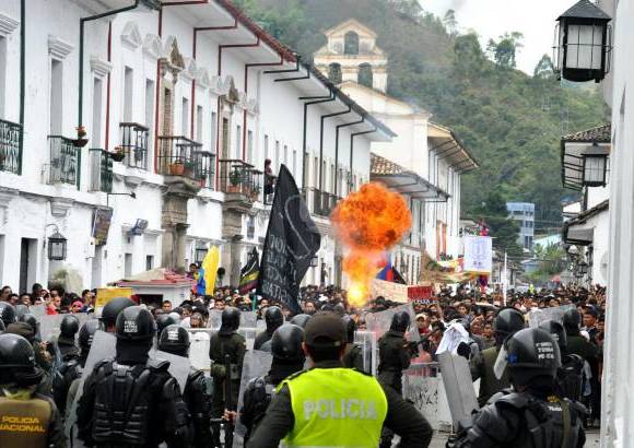 Colprensa - La Policía Nacional puso en marcha un plan de seguridad en las mayores ciudades con el despliegue de 19.800 uniformados.