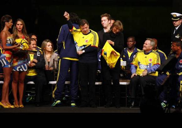 Colprensa - El Presidente expresó su interés por repetir ese ejemplo mundial que dejó Mandela, ahora en Colombia, "porque tenemos la materia prima para hacerlo, el entusiasmo, queremos además una inspiración maravillosa en todos los miembros de la selección".