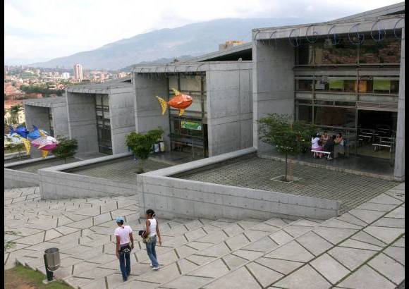 FOTO EL COLOMBIANO - Espacios diseñados para contribuir a la transformación de la ciudad desde los ámbitos educativo, cultural y social. En los parques biblioteca convergen distintas instituciones en un mismo espacio para generar tejido social y plantear un nuevo estilo de convivencia.