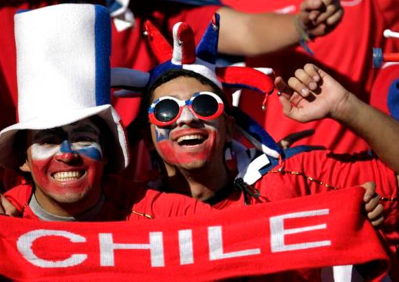 AP - Cualquier pinta es buena para apoyar a cada país.