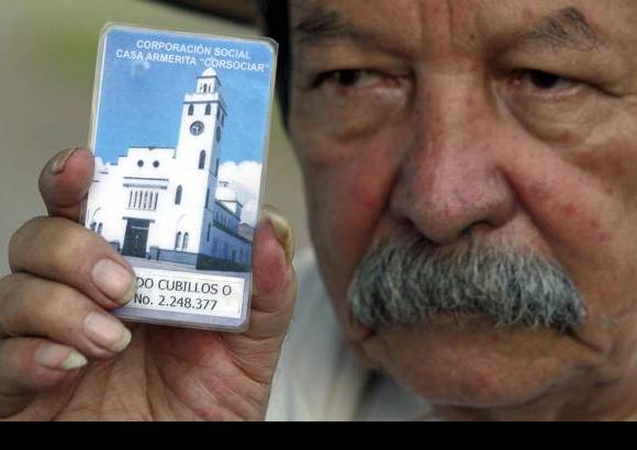 Foto Manuel Saldarriag - Con el pasar de los a&#241;os, los sobrevivientes visitan el lugar en el que vivieron con sus familias para quitar la maleza y embellecerlo. Im&#225;genes de los 20 a&#241;os de la tragedia.