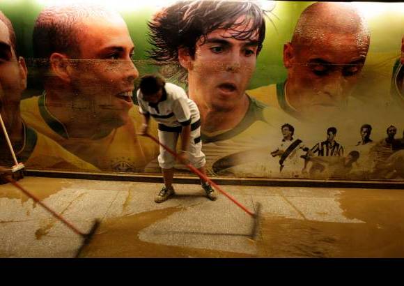 Reuters - Labores de limpieza comenzaron a realizarse en las zonas afectadas.