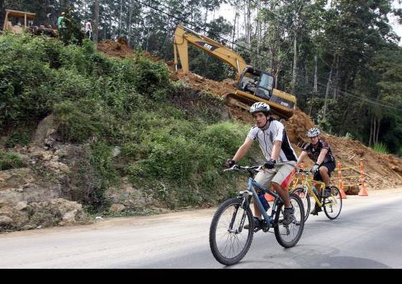 Manuel Saldarriaga - Kil&#243;metro 4,0. Derrumbe frente al Country Club. El Municipio trabaja en evacuar este movimiento de tierra y estabilizar el talud.