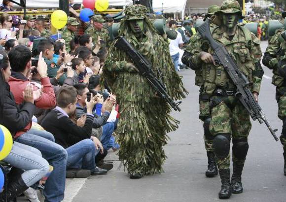 Colprensa - En la colonial y c&#233;ntrica Plaza de Bol&#237;var, en donde se armaron gigantes carpas, estaba el presidente Santos, sus ministros e invitados nacionales y extranjeros para conmemorar el Grito de Independencia del 20 de julio de 1810, que llevar&#237;a nueve a&#241;os m&#225;s tarde a la separaci&#243;n de Colombia del reino de Espa&#241;a.