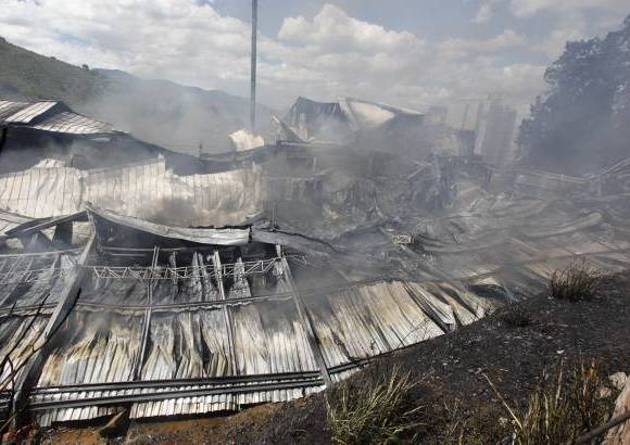Foto Manuel Saldarriaga - De Envigado fueron despachadas cinco m&#225;quinas de bomberos para controlar el fuego.