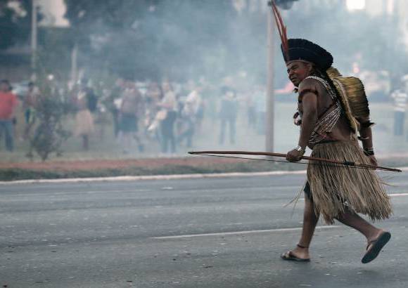 AP - Sum&#225;ndose a la tensi&#243;n, ind&#237;genas vestidos con tradicionales ropas tribales y que portaban arcos y flechas, se unieron a los manifestantes del movimiento Trabajadores sin Techo.