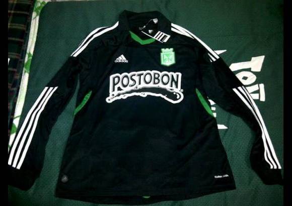 - En Twitter tambi&#233;n circula la que ser&#237;a la segunda camiseta del equipo antioque&#241;o, pero a&#250;n no hay nada confirmado y el equipo presentar&#225; los refuerzos y la nueva indumentaria este mi&#233;rcoles ante Liga de Quito en el estadio Atanasio Girardot a partir de las siete de la noche.