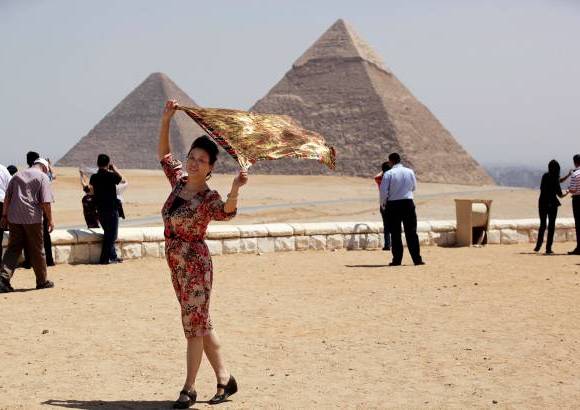 AP - El turismo en Egipto ha ca&#237;do dados los problemas pol&#237;ticos y de orden p&#250;blico que se viven en la regi&#243;n. Son pocos los turistas que visitan las famosas pir&#225;mides.