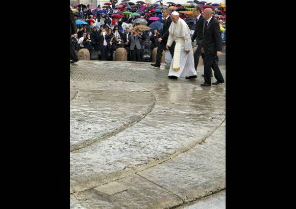 AP - Cerca de 100.000 personas estuvieron en a Plaza de San Pedro pese a la lluvia.