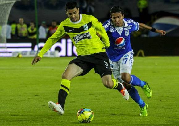 COLPRENSA - Millonarios intentó dejar menos espacios, aunque fácilmente perdía el balón; la misma posición adoptó Nacional, que lució mucho más ofensivo que su rival.