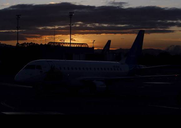Foto Jaime P&#233;rez - Salida del aeropuerto ElDorado de Bogot&#225; al atarceder.