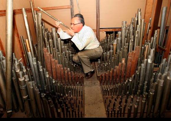 Juan Antonio S&#225;nchez - El Padre Gustavo Pati&#241;o observa con preocupaci&#243;n el &#243;rgano de la Iglesia de San Jos&#233;, construido en 1922 Espa&#241;a por Pedro Xucl&#225; y al que posteriormente le adaptaron m&#225;s registros de la casa alemana Walcker.