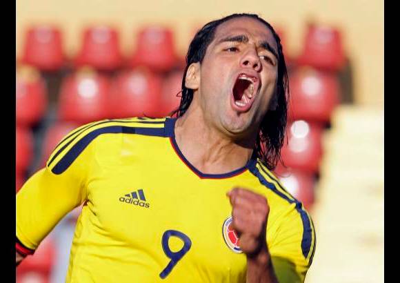 Reuters - Colombia apuntilló a una ingenua selección de Bolivia con dos tantos de Falcao García, el segundo de penalti, y logró la clasificación para los cuartos de final como líder del Grupo A.