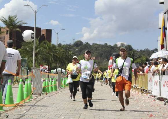 Esteban Jaramillo y Sebastián Salazar - Más de 10 mil competidores se dieron cita en esta histórica cita deportiva que se corría en las modalidades de 5, 10, 21 y 42 kilómetros.