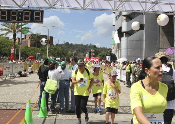 Esteban Jaramillo y Sebastián Salazar - Más de 10 mil competidores se dieron cita en esta histórica cita deportiva que se corría en las modalidades de 5, 10, 21 y 42 kilómetros.