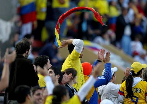 Reuters - Celebraron los hinchas colombianos presentes en el estadio Brigadier General Estanislao López, Santa Fe, Argentina.
